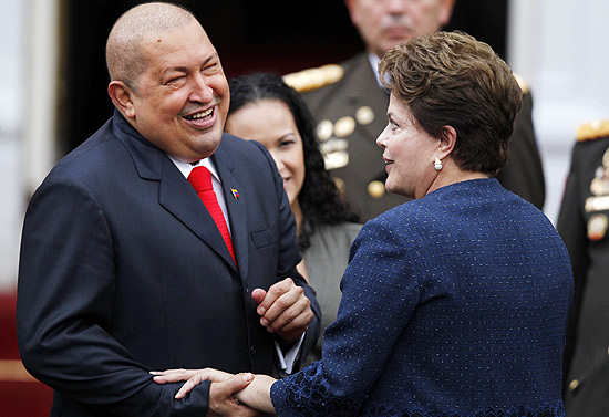Dilma foi recebida por Chávez, que luta contra um câncer, para discutir projetos em comum entre Brasil e Venezuela