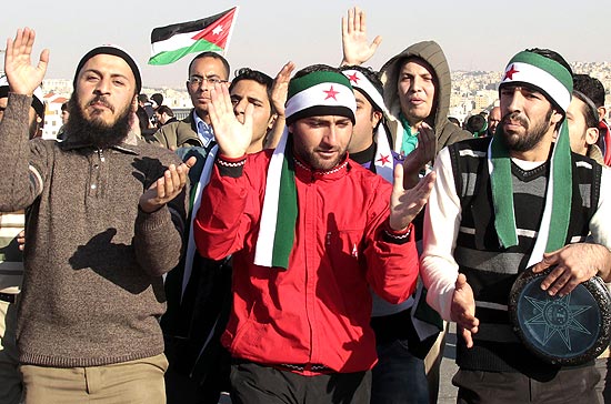 Manifestantes protestam nesta sexta-feira contra o regime sírio em frente à Embaixada da Síria na Jordânia