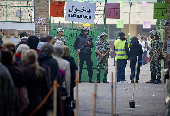 Soldados e policiais fazem guarda na entrada de colégio eleitoral na cidade do Cairo