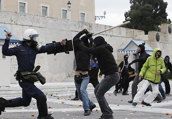 Polcia e estudantes se enfrentam em protestos em Atenas para lembrar a morte de um jovem pela polcia em 2008
