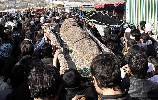 Afegos carregam corpos das vtimas que morreram em atentados na tera-feira, durante festa da Ashura