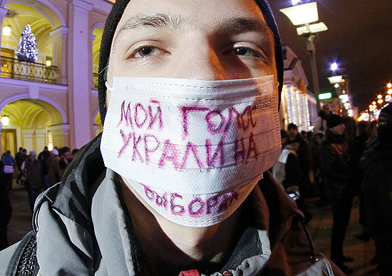 Manifestante nas ruas de St.Petersburg, na Rssia, aps realizao de eleies parlamentares