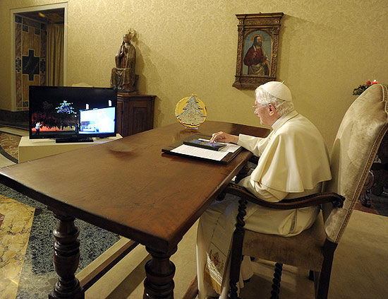 Papa Bento 16 usa iPad para acender maior árvore artificial de Natal do mundo, erguida em Gubbio, a 220 km de Roma
