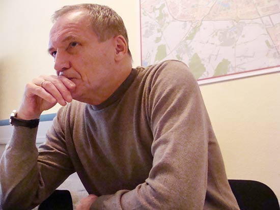 O ex-candidato presidencial Vladimir Nekliaev durante entrevista  Folha no seu escritrio, em Minsk