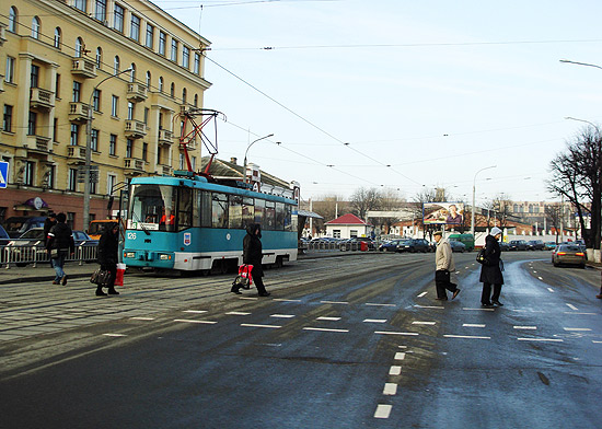 Bonde passa pelas ruas da cidade de Minsk, em Belarus