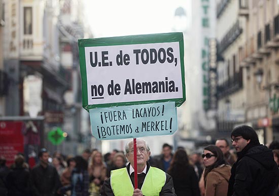 "UE é de todos, não da Alemanha. Fora Merkel", diz cartaz em protesto na Espanha ainda no ano passado