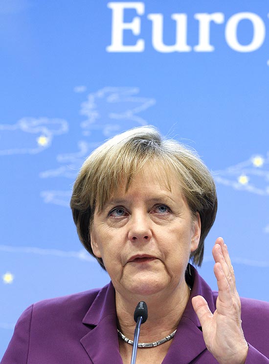 A chanceler alem, Angela Merkel, d coletiva de imprensa ao fim da cpula da UE em Bruxelas