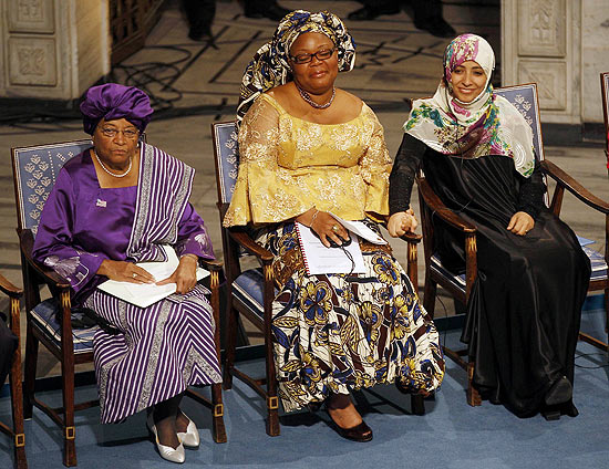 Sirleaf (esq.), Gbowee e Karman recebem Prmio Nobel da Paz neste sbado em cerimnia em Oslo, na Noruega