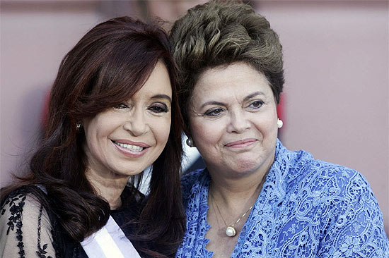 A presidente argentina Cristina Kirchner posa ao lado da lder brasileira Dilma Rousseff na Casa Rosada