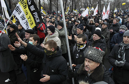 Manifestantes nacionalistas protestaram neste domingo no centro de Moscou por uma maior participação na política russa
