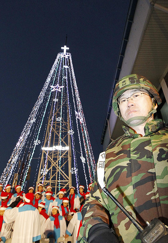 Militar sul-coreano guarda rvore de Natal montada em 2010