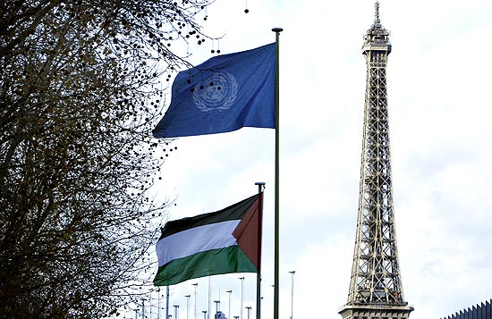 Bandeira palestina aparece logo abaixo da bandeira oficial da Unesco após ser hasteada em Paris