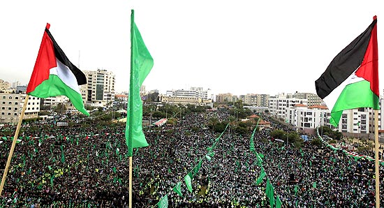 Multido sai s ruas de Gaza, em dezembro de 2011, para comemorar o 24 aniversrio do Hamas