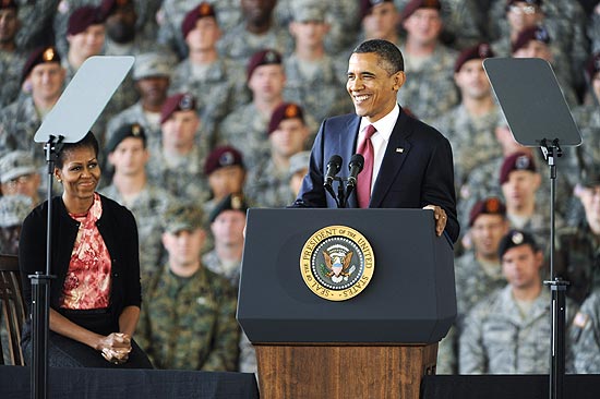 Presidente americano, Barack Obama, fala a soldados em hangar de Fort Bragg