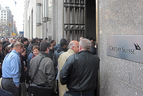 Funcionários do banco Credit Suisse, em Nova York; prédio é esvaziado após suspeita de bomba 
