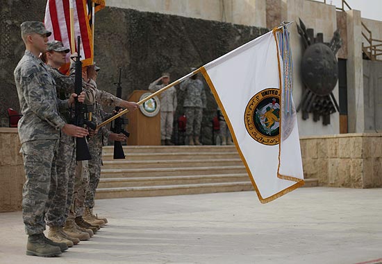 Soldados americanos baixam bandeira das foras dos EUA no Iraque, aps 9 anos de presena militar