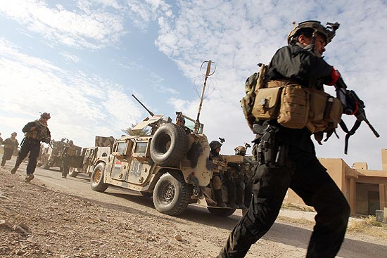 Soldados iraquianos fazem treinamento militar em Bagdá, um dia antes de americanos partirem