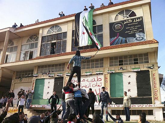 Manifestantes se renem na cidade de Homs para protestar contra o regime do ditador srio, Bashar al Assad