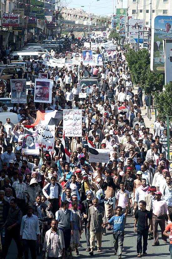 Manifestantes vo s ruas no Imen para pedir julgamento de ditador, que adquiriu imunidade em acordo