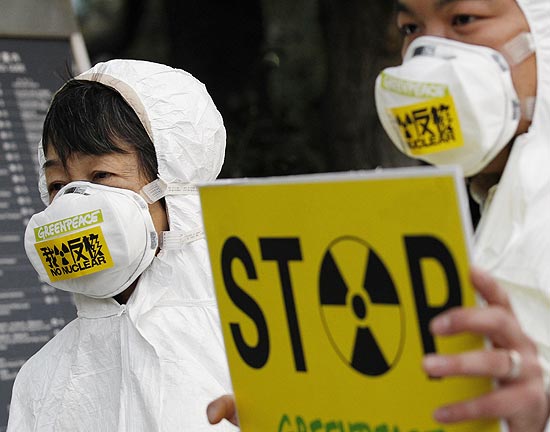 Ativistas realizam protesto contra o desenvolvimento nuclear que causou crise em Fukushima