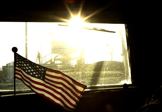 Bandeira americana  vista dentro de tanque; ltimo comboio americano deixa o Iraque