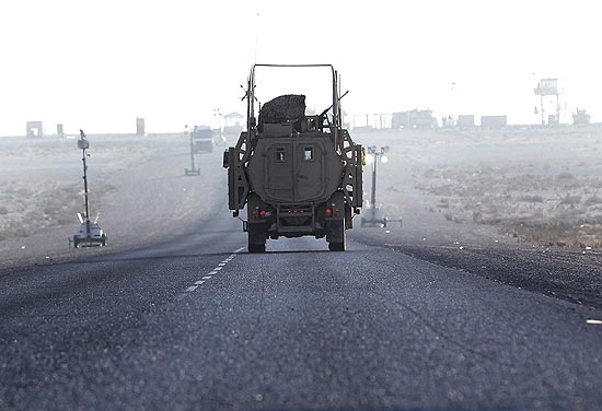 ltimo comboio de tropas americanas deixa o Iraque, marcando fim dos 9 anos de conflito