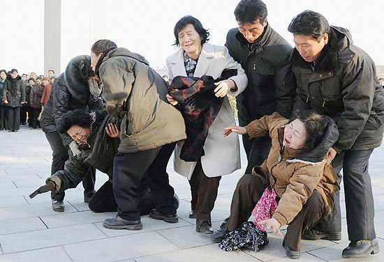 Moradores de Pyongyang choram após morte de Kim Jong-il 