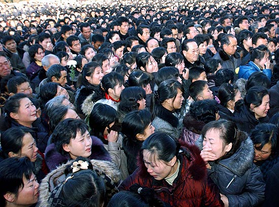Milhares de norte-coreanos vão às ruas em homenagem a ditador morto