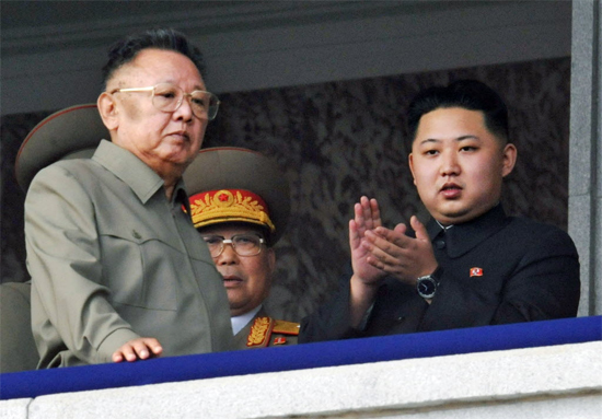 Kim Jong-il, à esquerda, acompanhado pelo filho, Kim Jong-un durante parada militar em outubro de 2010
