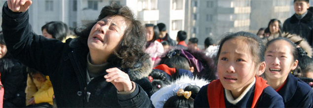 Norte-coreanas choram a morte de Kim Jong-il nas ruas da capital Pyongyang