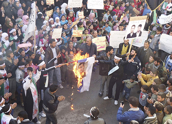 Imagem do dia 16 de dezembro mostra protesto de opositores realizado na região de Homs