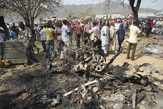 Destroços perto de igreja católica de Santa Theresa, em Madalla, na Nigéria