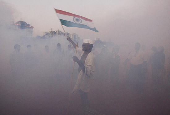 Manifestante participa de ato contra corrupo em Mumbai, um dia antes de greve de fome de Hazare