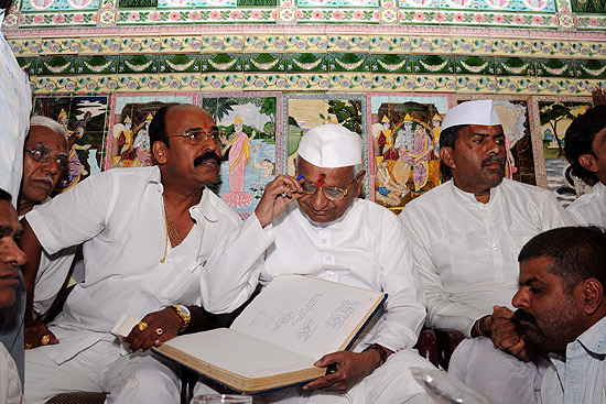 Ativista Anna Hazare, ao centro, promete greve de fome de trs dias a partir de tera-feira