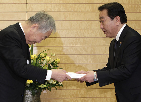 Premi japoms, Yoshihiko Noda,  direita, recebe relatrio sobre a crise de Fukushima
