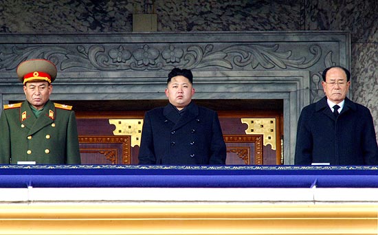 Kim Jong-un (centro)  proclamado o novo lder da Coreia do Norte, aps encerramento do funeral de seu pai
