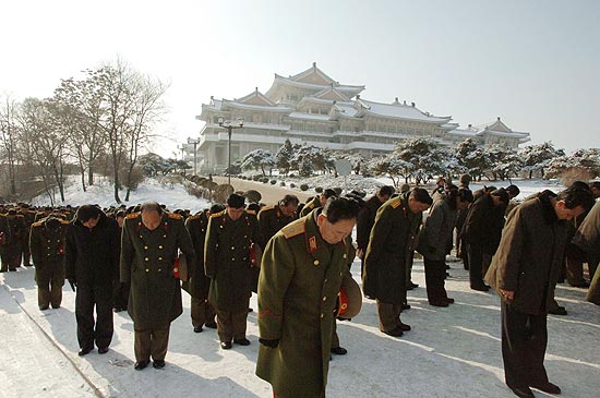 Norte-coreanos fazem trs minutos de silncio para encerrar funeral de Kim Jong-il, na capital Pyongyang