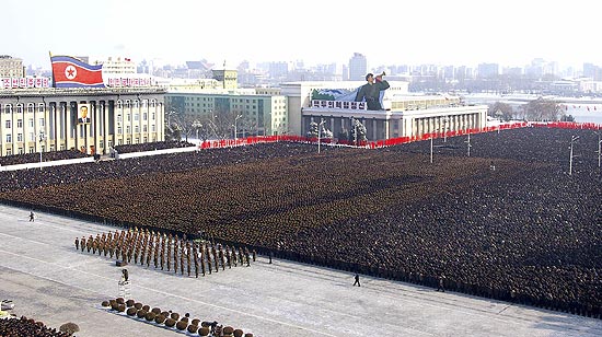 Milhares de norte-coreanos participam de cerimnia em memria de Kim Jong-il, na capital Pyongyang