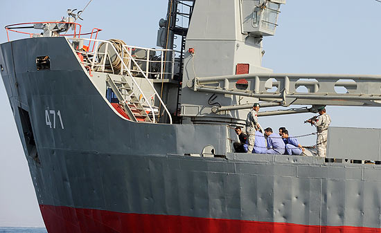 Militares iranianos controlam embarcação durante exercícios navais no estreito de Ormuz, no sul do Irã