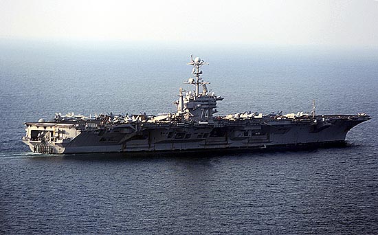 Navio de guerra pertencente à Quinta Frota dos EUA cruza o estreito de Ormuz em meio a clima de tensão com Irã