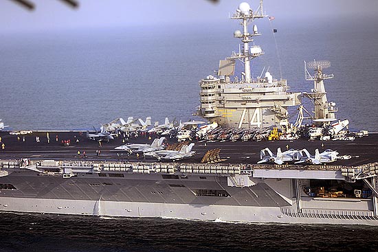 Imagem mostra detalhes de porta-aviões pertencente à Quinta Frota dos EUA em meio a tensão no estreito de Ormuz