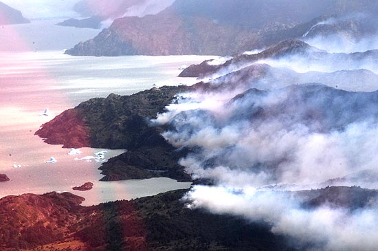Presidente do Chile decretou estado de "catástrofe" e pediu ajuda internacional para conter incêndio