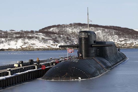 Vista do submarino nuclear Ekateriumburgo na base naval russa de Murmansk, em março de 2011