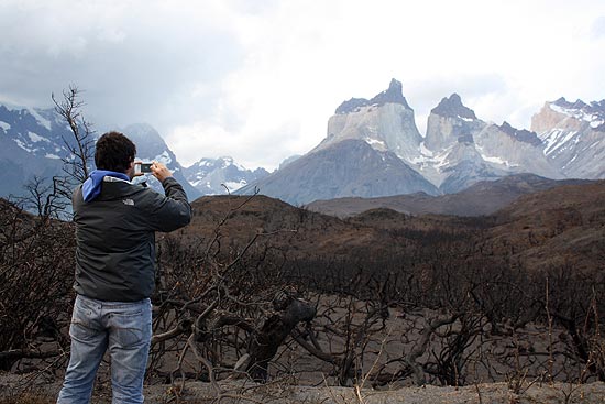 Fotógrafo capta imagem das áreas devastadas por incêndio florestal na Patagônia chilena neste sábado