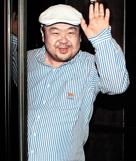 Em imagem de 2010, o filho mais velho de Kim Jong-Il, Kim Jong-Nam, acena após entrevista em Macau