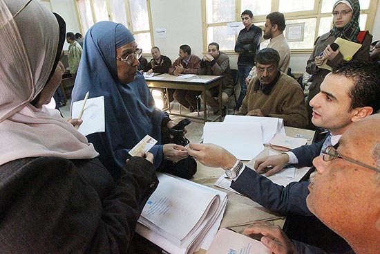 Eleitoras egpcias vo a colgio eleitoral para depositar seu voto em eleies parlamentares