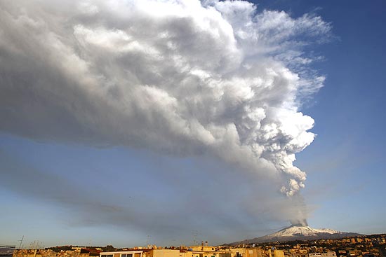 Em sua primeira erupção de 2012, vulcão italiano Etna expeliu coluna de fumaça de 5.000 metros de altitude