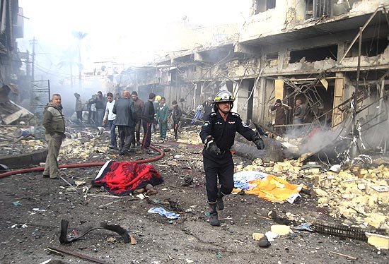 Bombeiros apagam chamas de exploso em Bagd; mais de 60 j morreram em ataques contra xiitas no Iraque