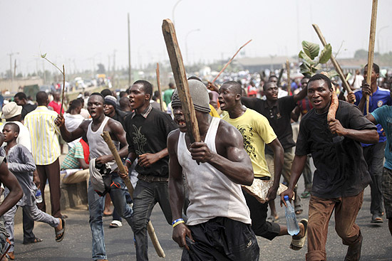 Manifestantes levam pedaços de madeira durante protesto realizado na cidade nigeriana de Lagos