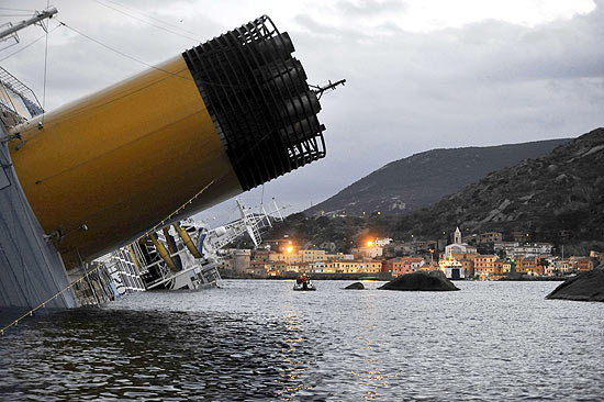 O navio Costa Concordia, de 290 m de comprimento e 114.500 toneladas, naufragado na ilha de Giglio